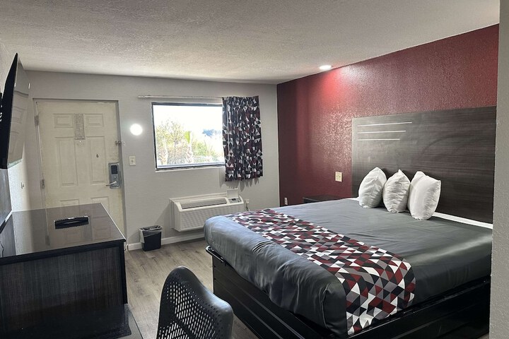 1 King Bed Accessible (4 of 5)