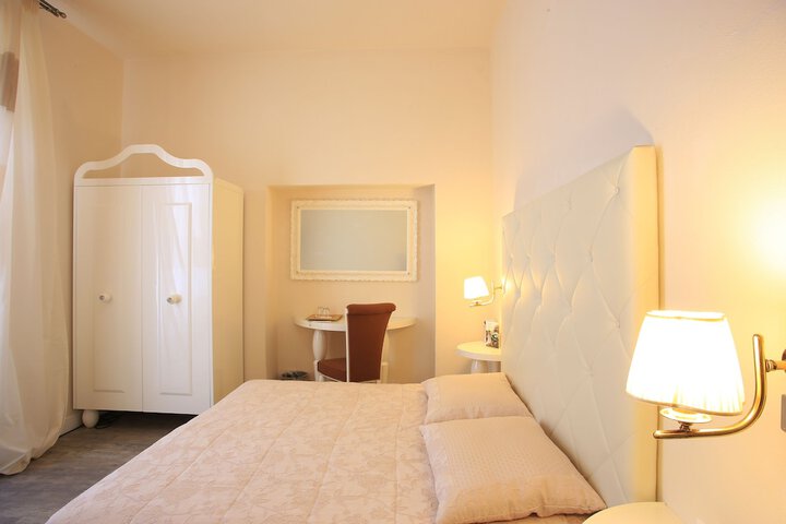 Room 33 of 208