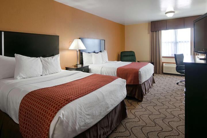 2 Queen Beds High Speed Internet Accessible Microwave and Refrigerator Desk Coffee Make (4 of 10)