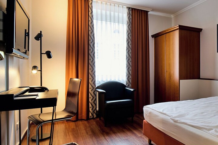 Room 53 of 102