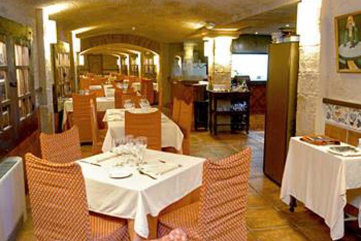 Dining 2 of 4