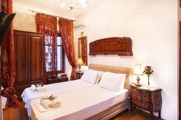 Room 5 of 9