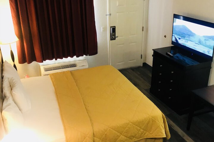 Standard King Bed Accessible (9 of 14)