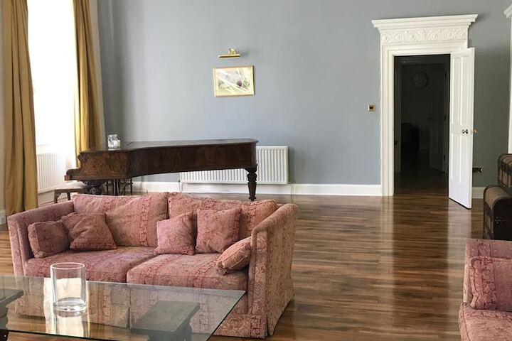 Lounge 19 of 27