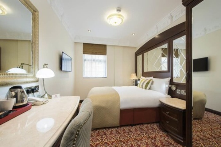 Room 10 of 62