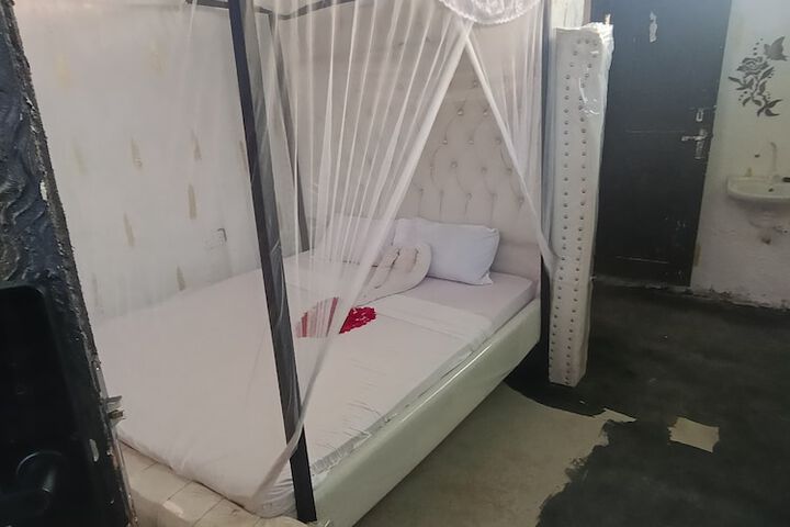 Room 3 of 28