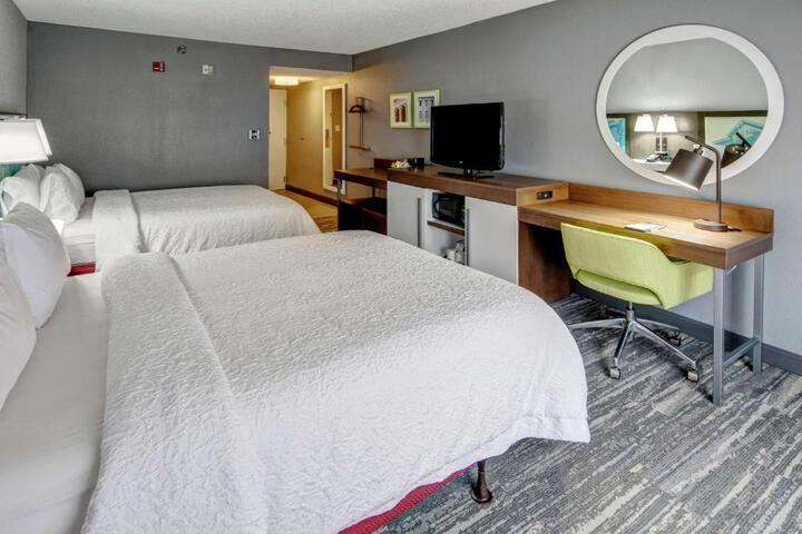 2 Queen Beds (5 of 9)