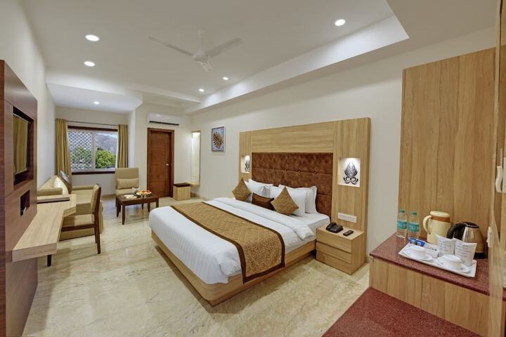 Room 6 of 10