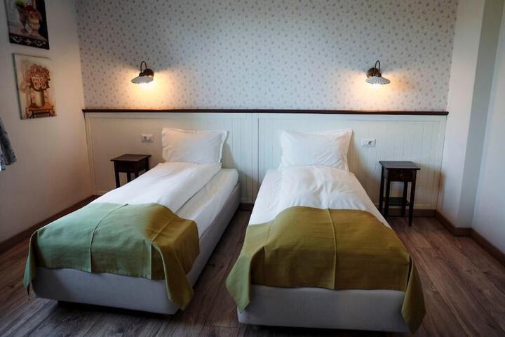 Room 4 of 44