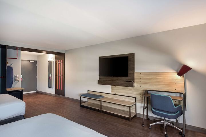 2 Queen Beds (6 of 10)