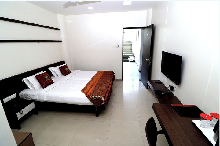 Room 13 of 32