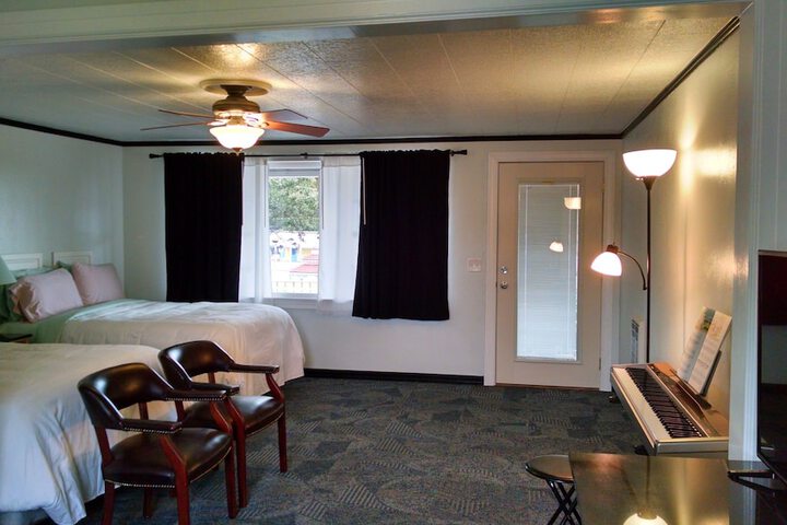 1 Queen Bed (7 of 8)