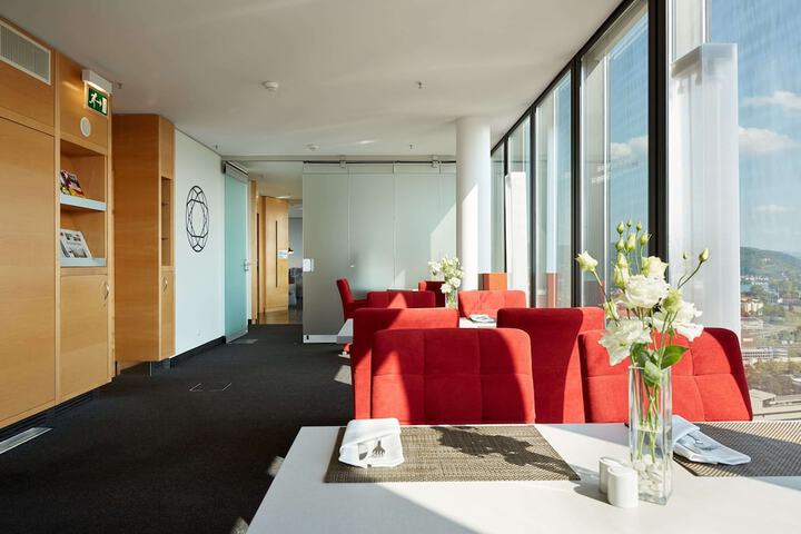 Lounge 55 of 83