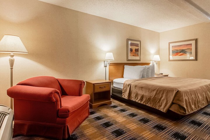 1 King Bed (3 of 5)