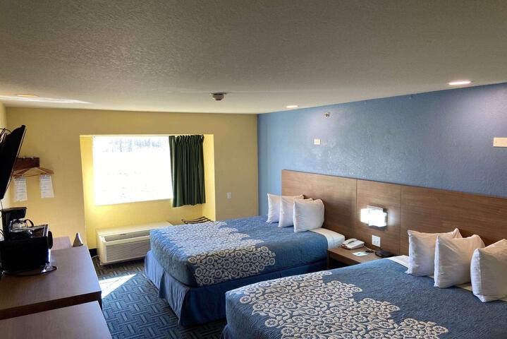 1 Queen Bed (5 of 17)