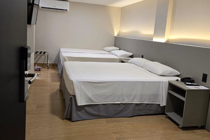 Room 7 of 12