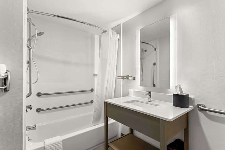Accessible 2 Double Mobility Accessible Communication Assistance Roll in Shower Microwave and Refrigerator Full Breakfast (1 of 9)