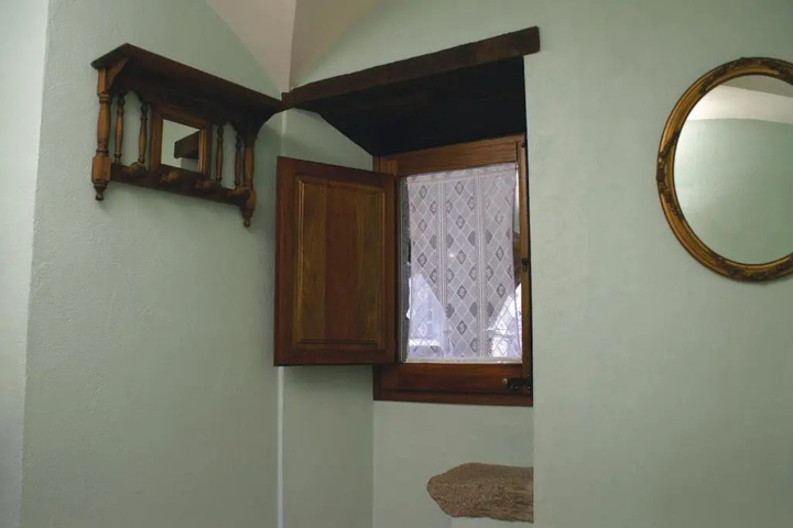 Room 4 of 10