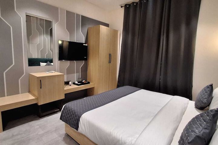 Room 10 of 94