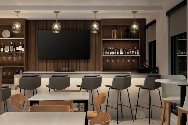 Lounge 27 of 32