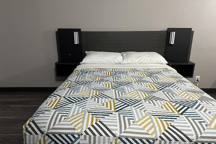 1 Queen Bed (3 of 7)