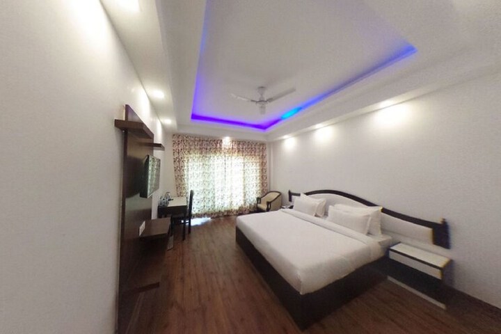 Room 25 of 77