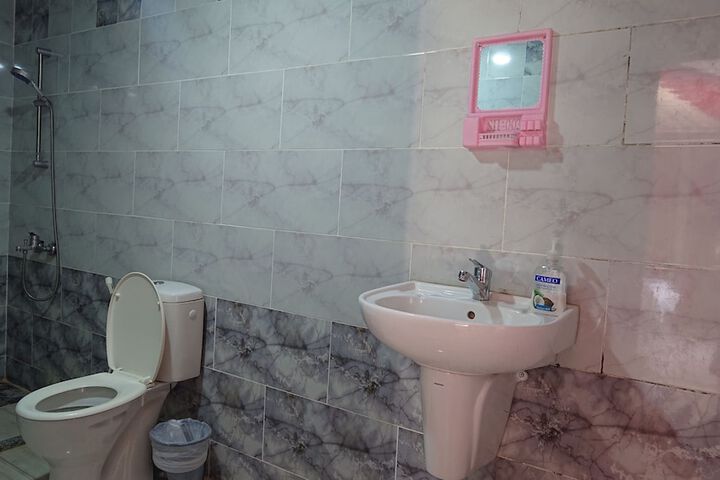 Room 17 of 33