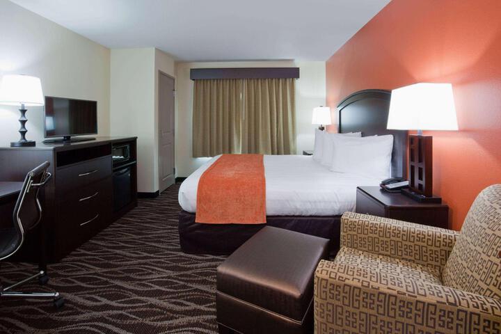 1 King Bed (2 of 12)