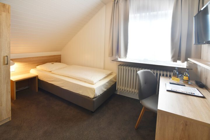 Room 6 of 83
