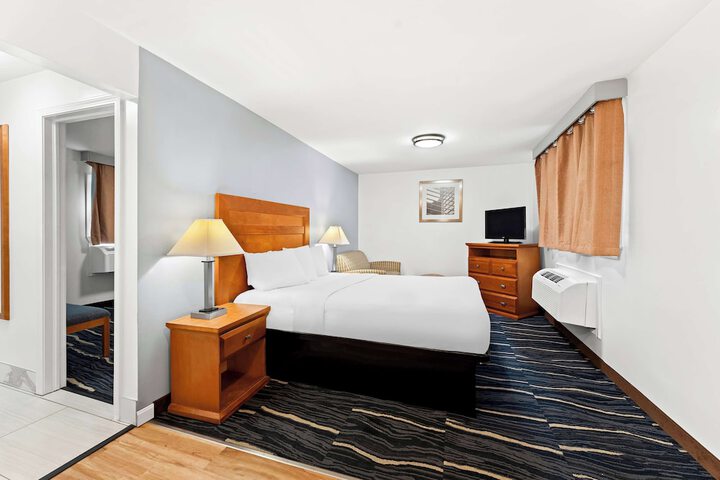1 King Bed (4 of 15)