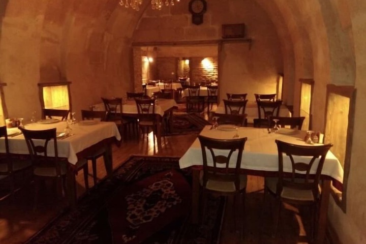 Dining 15 of 19