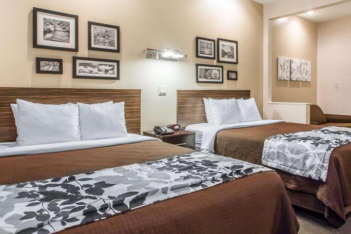 1 Queen Bed Accessible (13 of 14)