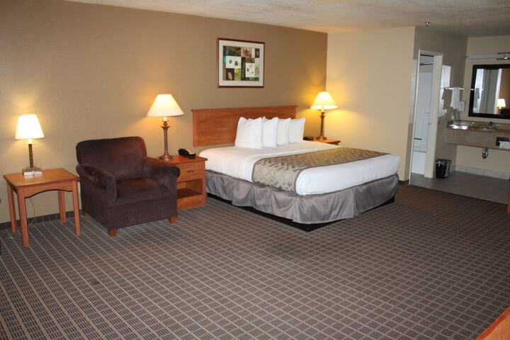 1 King Bed (2 of 15)