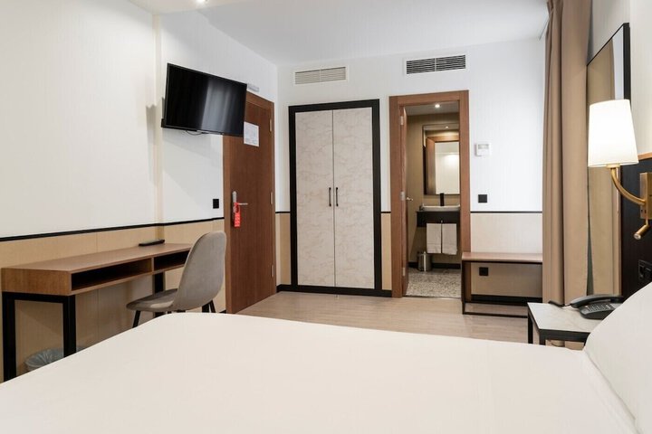 Room 18 of 105