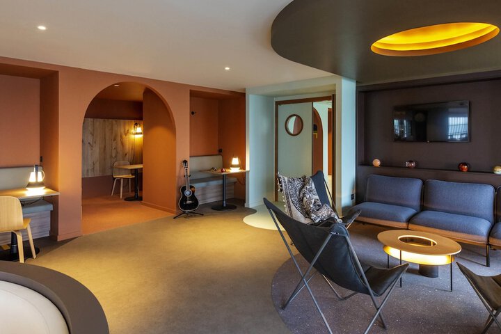 Lounge 30 of 39