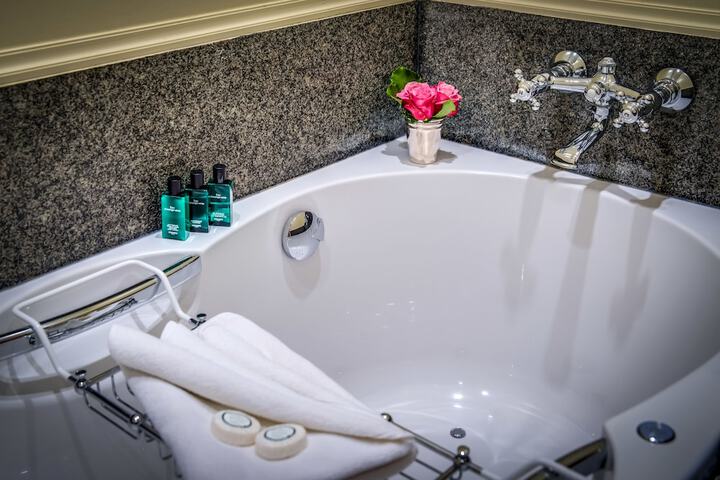 Jetted tub