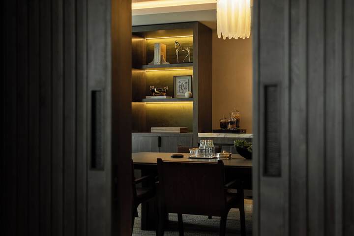 Lounge 200 of 208