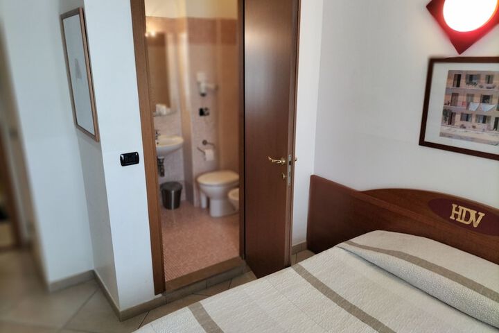 Room 6 of 15