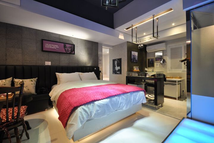 Room 28 of 68