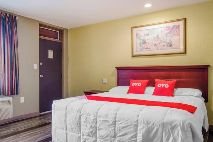 1 King Bed (2 of 4)