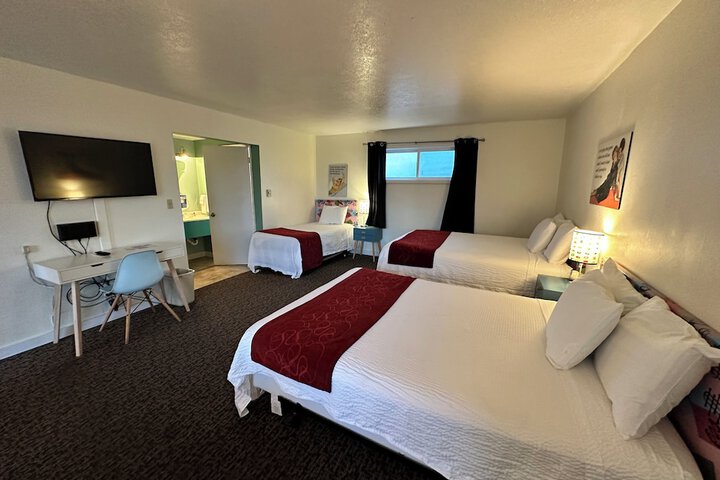Room 32 of 65