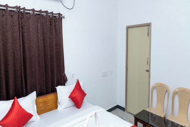 Room 5 of 9