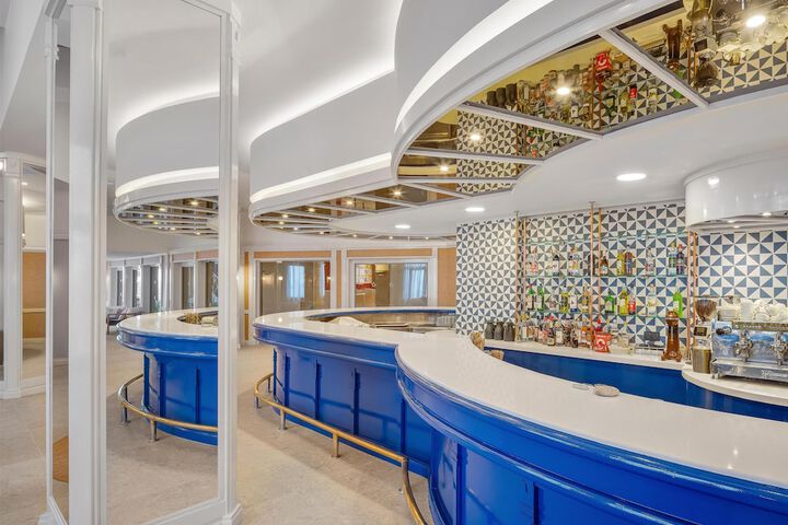 Lounge 153 of 190