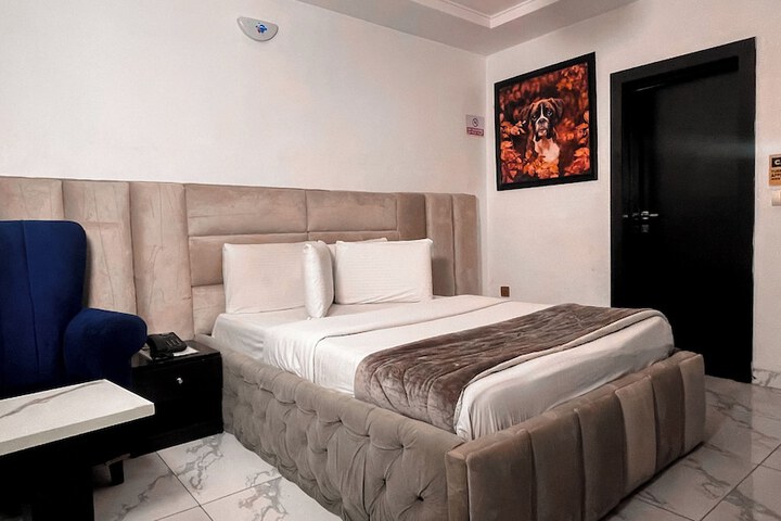 Room 9 of 35