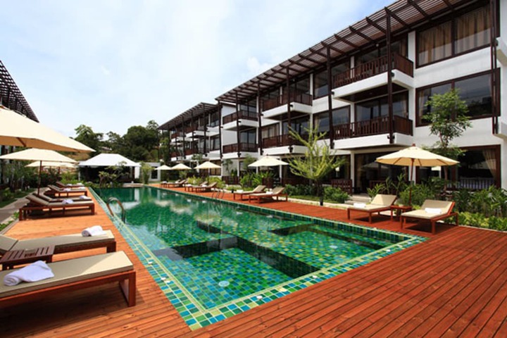 Hotel with Pool
