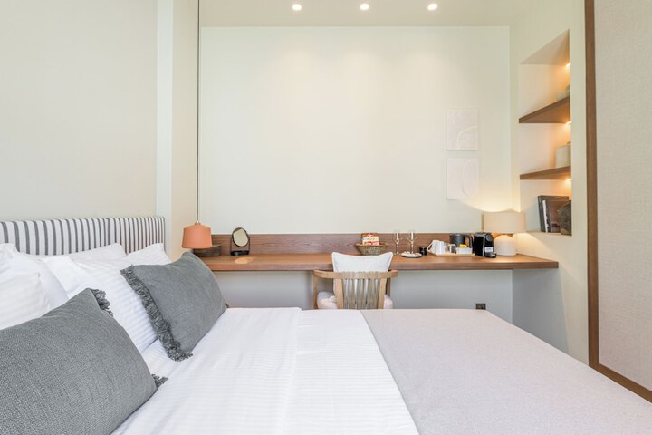 Room 5 of 32