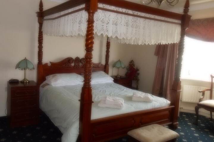 Room 16 of 28