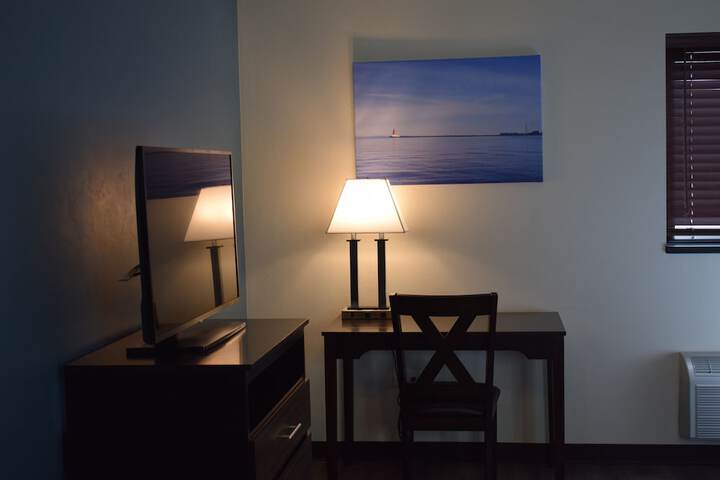 1 King Bed (2 of 11)