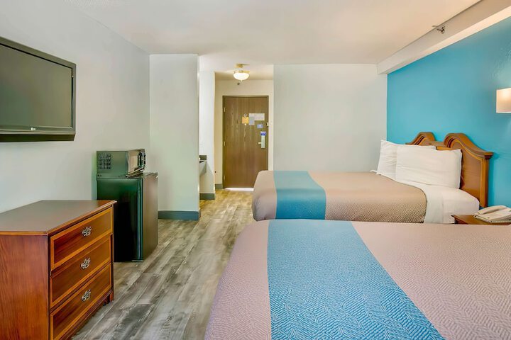 2 Queen Beds Micfridge (2 of 7)