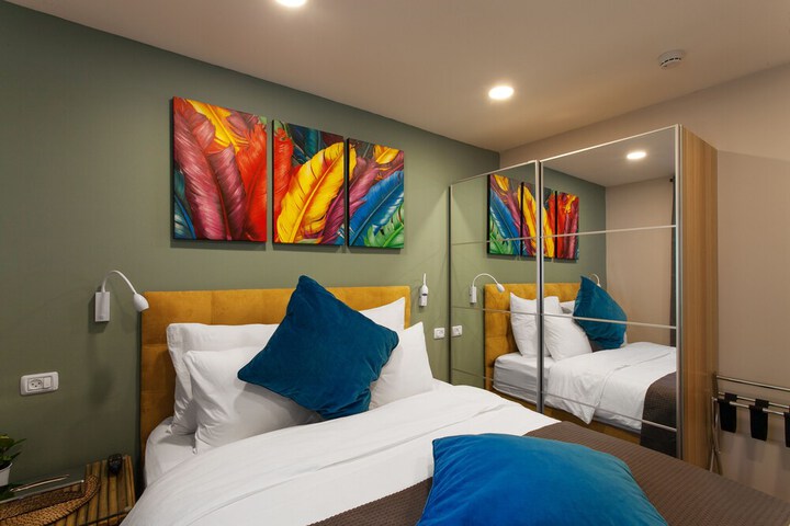 Room 4 of 8
